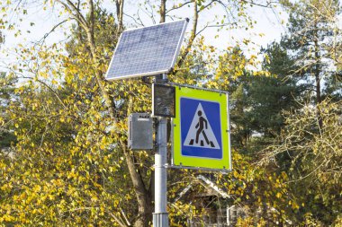 Yaya geçidi işareti ve güneş enerjili trafik ışığı.