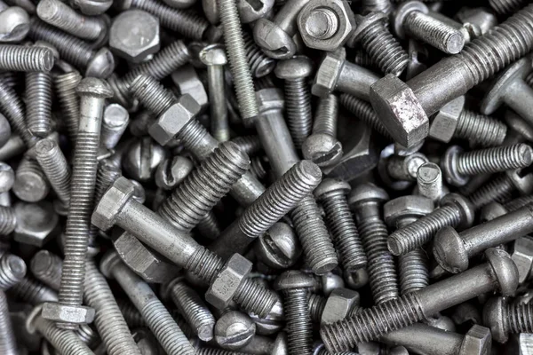 Bir sürü altıgen başlı cıvata, farklı boyutlarda ve çaplarda..