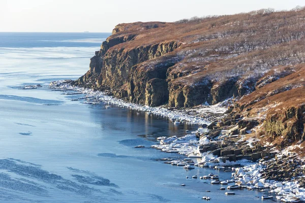 Pantai Berbatu Cape Tobizin Pulau Rusia Vladivostok Tertutup Salju Dan — Stok Foto