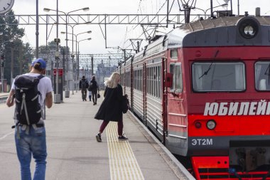 St. Petersburg, Eylül, 05, 2020: İnsanlar St. Petersburg 'daki Baltık tren istasyonundaki trene koşuyor ve geç kalıyorlar.