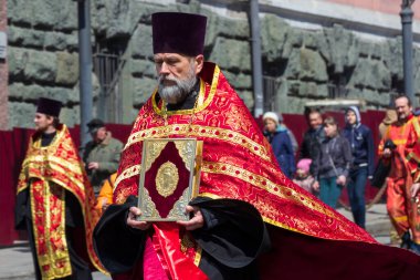 Vladivostok, Rusya - Nisan 08, 2018: Paskalya alayı sırasında Rus Ortodoks Kilisesi rahibi.