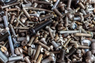 Bir sürü vida, farklı boyutlarda ve çaplarda, farklı yuvalarda..