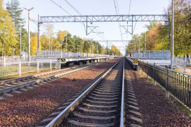 Ufkun ötesine uzanan beton yataklı raylar..