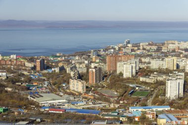 Vladivostok, Rusya - 27 Ekim 2019: Kholodilnik Tepesi 'nin tepesinden Vladivostok' un sanayi ve yerleşim alanlarının görüntüsü.