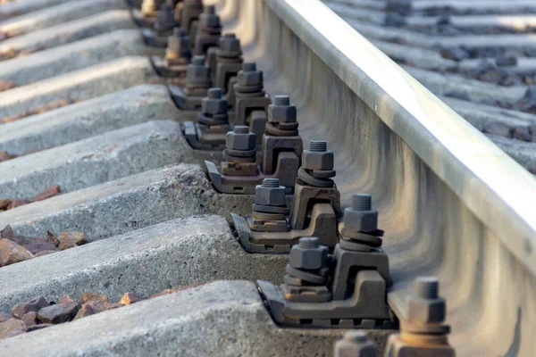 Demir cıvataların yakın çekimi beton uyuyanlara demiryolu sağlıyor..