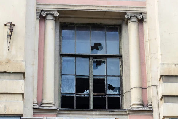 Rozbitá Okna Staré Opuštěné Budově Která Být Zbořena — Stock fotografie