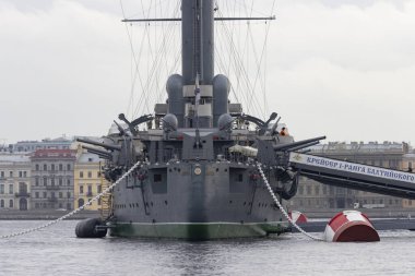 St. Petersburg, Rusya - 29 Ekim 2020: Büyük Ekim Devrimi sırasında Kış Sarayı 'nı ele geçirme sinyalini veren Baltık Filosu kruvazörü Aurora.