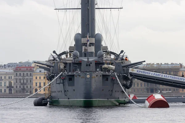St. Petersburg, Rusya - 29 Ekim 2020: Büyük Ekim Devrimi sırasında Kış Sarayı 'nı ele geçirme sinyalini veren Baltık Filosu kruvazörü Aurora.