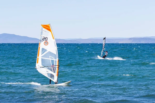 Vladivostok Rusia Octubre 2019 Windsurfers Sea Waves Windy Autumn Day —  Fotos de Stock