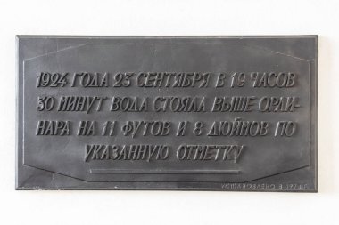 St. Petersburg, Russa - 17 Ekim 2020: St. Petersburg 'daki Peter ve Paul Kalesi' nde sel baskını sırasında su seviyesini gösteren bir plaka.