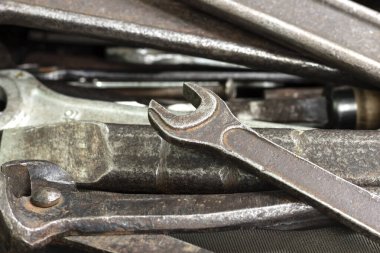 İçinde paslı çilingir aletleri olan bir kutu..