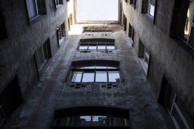 Eski bir St. Petersburg evinin avlusu..