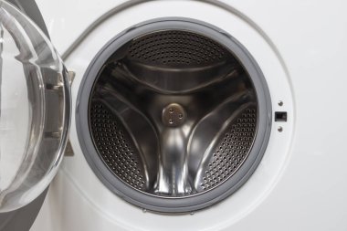 Boş bir çamaşır makinesinde kapıyı aç.