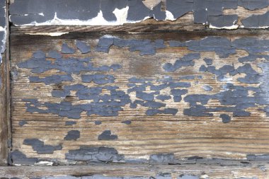 Eski ahşap tahtaların yüzeyi soyulmuş ve yıpranmış..