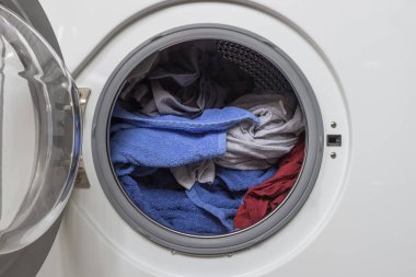 Çamaşır makinesinin kapısını aç..