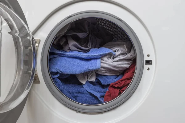 Çamaşır makinesinin kapısını aç..