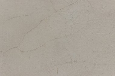 Duvarın yüzeyi açık kahverengiyle kaplıydı..