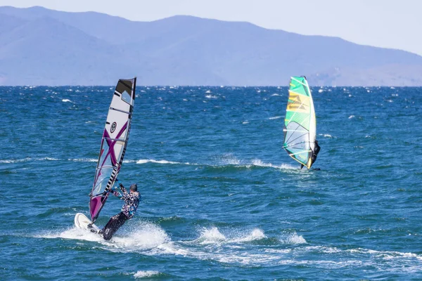 Vladivostok Rusia Octubre 2019 Windsurfers Sea Waves Windy Autumn Day —  Fotos de Stock