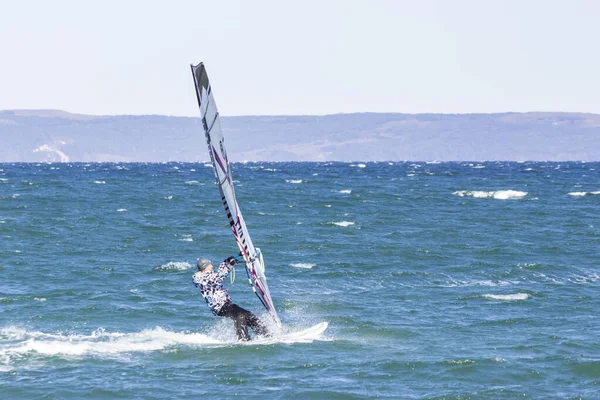 Vladivostok Rusia Octubre 2019 Windsurfers Sea Waves Windy Autumn Day —  Fotos de Stock