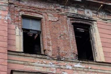 Yıkılmak üzere olan terk edilmiş eski bir binanın kırık camları..