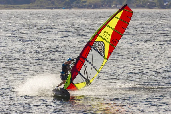 Vladivostok Rusia Septiembre 2018 Windsurfista Estrecho Entre Faro Tokarevsky Isla —  Fotos de Stock