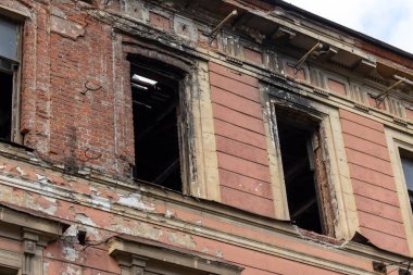 Yıkılmak üzere olan terk edilmiş eski bir binanın kırık camları..