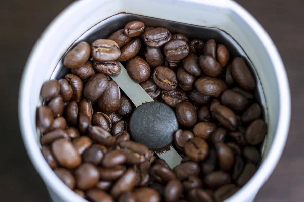 Elektrikli kahve öğütücüsünde kavrulmuş Arap kahve çekirdekleri..