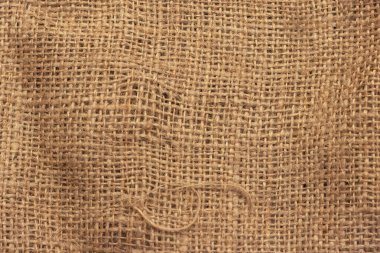 Eğri büğrü, kabaca örülmüş çuval bezi dokusu..