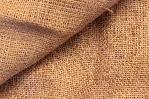 Eğri büğrü, kabaca örülmüş çuval bezi dokusu..