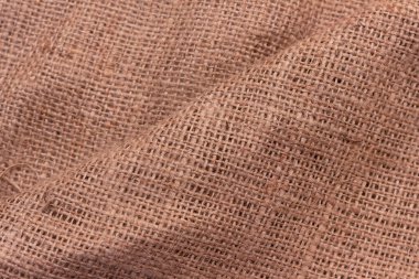 Eğri büğrü, kabaca örülmüş çuval bezi dokusu..