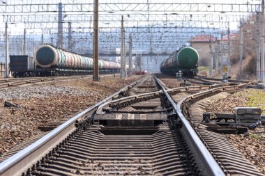 Trenin hareketini demiryolundaki farklı raylara çeviren oklar. Yük istasyonundaki yön seçimi noktası.