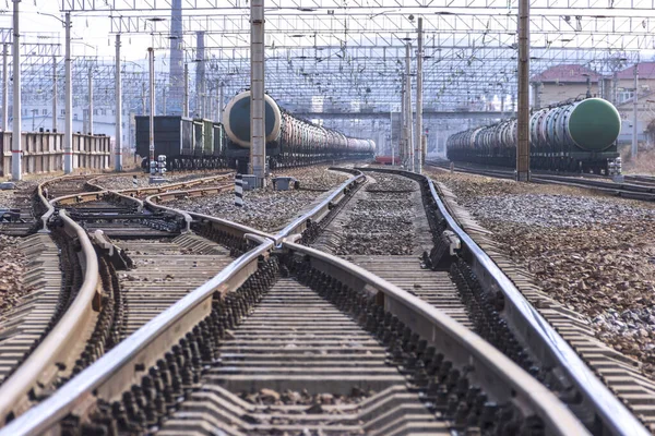 列車の動きを鉄道上の異なるトラックに切り替える矢印 貨物駅の方向選択点 — ストック写真