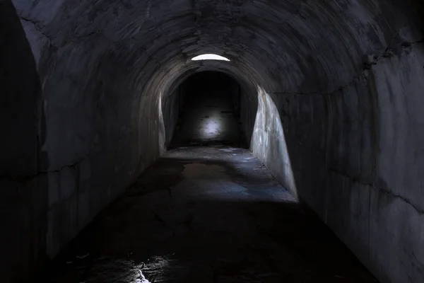暗いダンジョンからの日光に照らされた出口 トンネルの端の光地下通路から出て — ストック写真