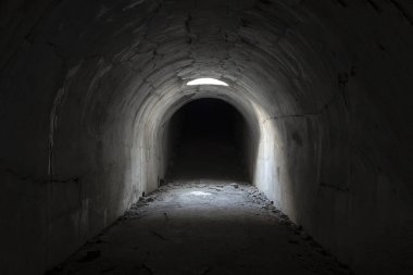 Karanlık bir zindandan güneşli bir çıkış. Tünelin sonunda ışık var, yeraltı geçidinden çıkın..