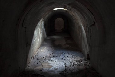 Karanlık bir zindandan güneşli bir çıkış. Tünelin sonunda ışık var, yeraltı geçidinden çıkın..