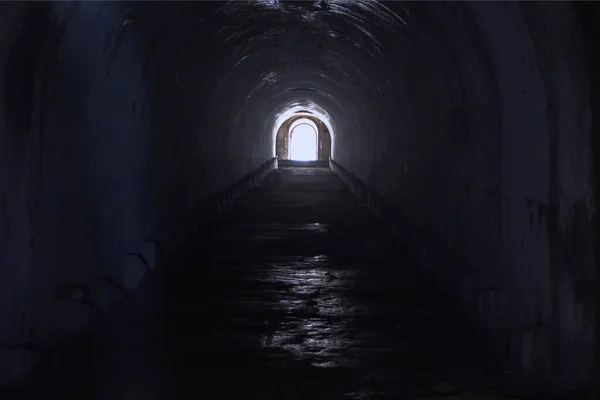 Una Salida Soleada Calabozo Oscuro Luz Final Del Túnel Salida — Foto de Stock