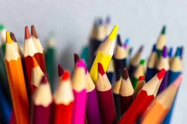 Stantta bir sürü renkli kalem var.