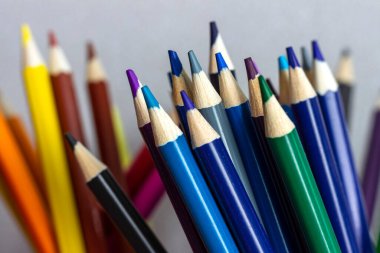 Stantta bir sürü renkli kalem var.
