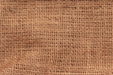 Eğri büğrü, kabaca örülmüş çuval bezi dokusu..