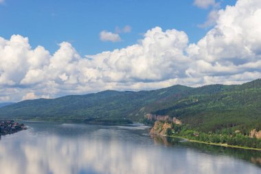 Krasnoyarsk 'taki Yenisei Nehri. Rus Sibirya Taygası 'ndaki dünyanın en büyük nehirlerinden biri..
