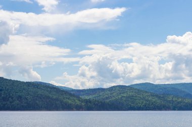 Krasnoyarsk 'taki Yenisei Nehri. Rus Sibirya Taygası 'ndaki dünyanın en büyük nehirlerinden biri..