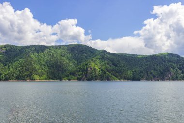 Krasnoyarsk 'taki Yenisei Nehri. Rus Sibirya Taygası 'ndaki dünyanın en büyük nehirlerinden biri..