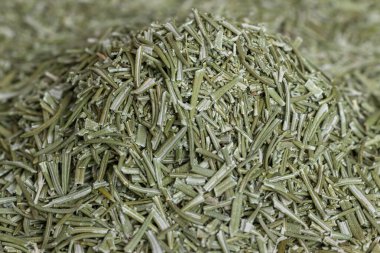 Kurutulmuş biberiye yaprakları (Rosmarinus officinalis). Yemek pişirmek için bir çeşni ve tıpta kullanılan tıbbi bir bitki..