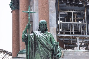 St. Petersburg, Rusya - 21 Şubat 2021: Kışın St. Petersburg 'daki St. Isaac Katedrali' nin inşasına bronz heykeller.