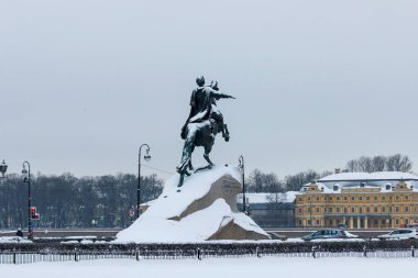 St. Petersburg, Rusya - 21 Şubat 2021: St. Petersburg 'da bir kış günü Büyük Peter Anıtı (Bronz Atlı). 