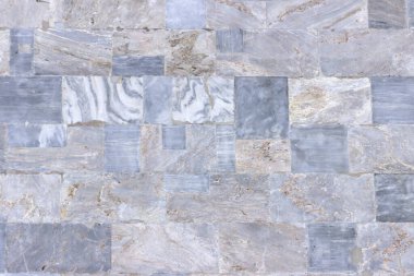 Binanın yüzeyi, farklı boylarda ve renklerde yontulmuş mermer bloklardan yapılmıştır..