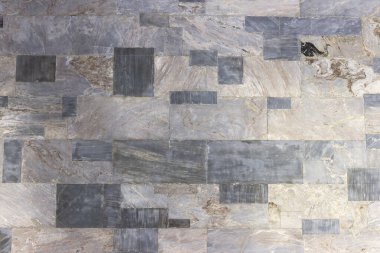 Binanın yüzeyi, farklı boylarda ve renklerde yontulmuş mermer bloklardan yapılmıştır..