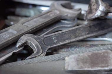 Bir kutu eski, yıpranmış çilingir aletleri..