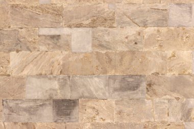 Binanın yüzeyi, farklı boylarda ve renklerde yontulmuş mermer bloklardan yapılmıştır..