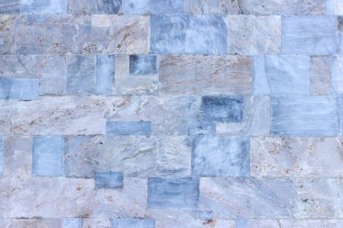 Binanın yüzeyi, farklı boylarda ve renklerde yontulmuş mermer bloklardan yapılmıştır..